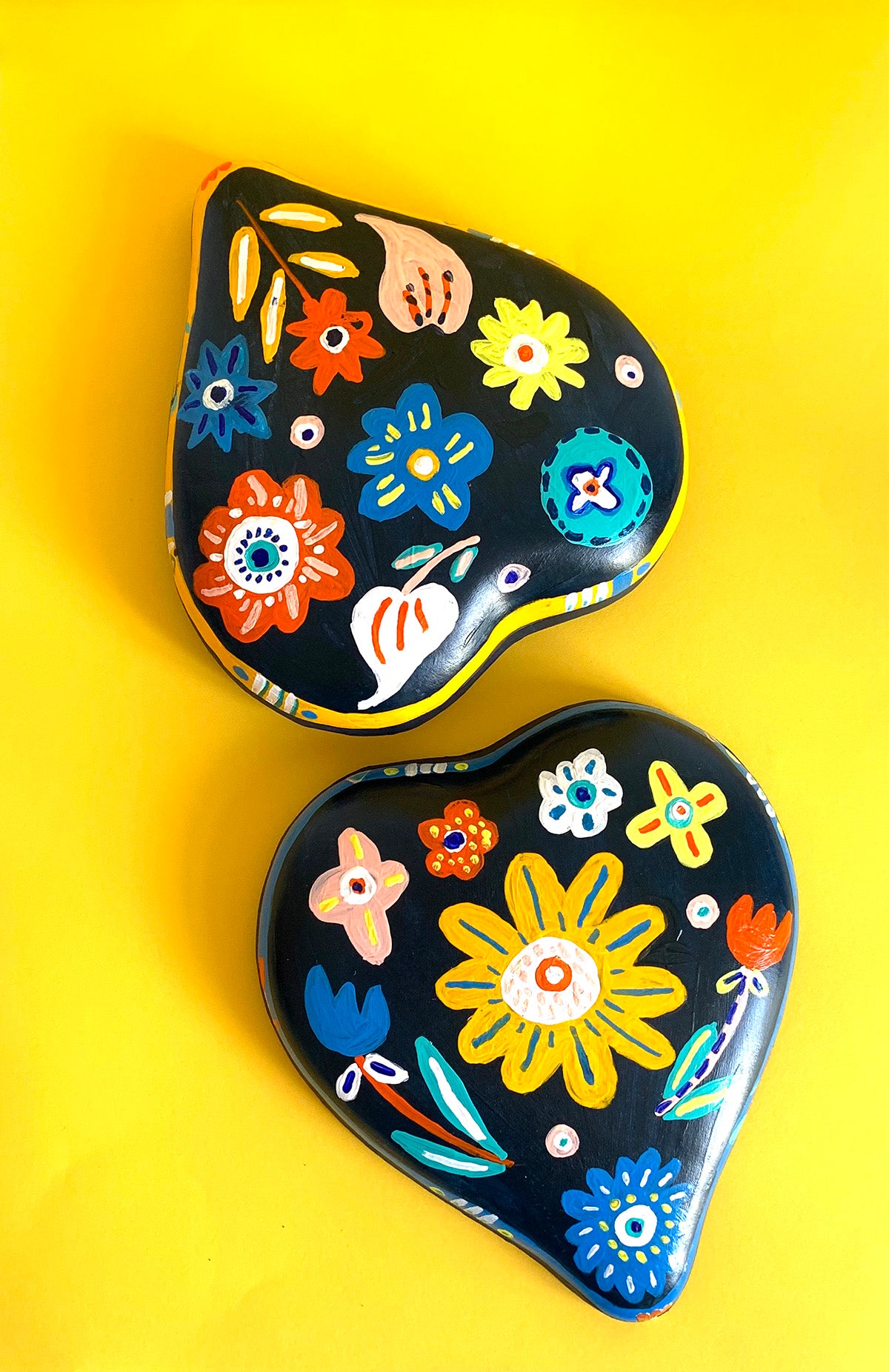 Dose mit bunte farbenfrohe und florale Motive bemalt