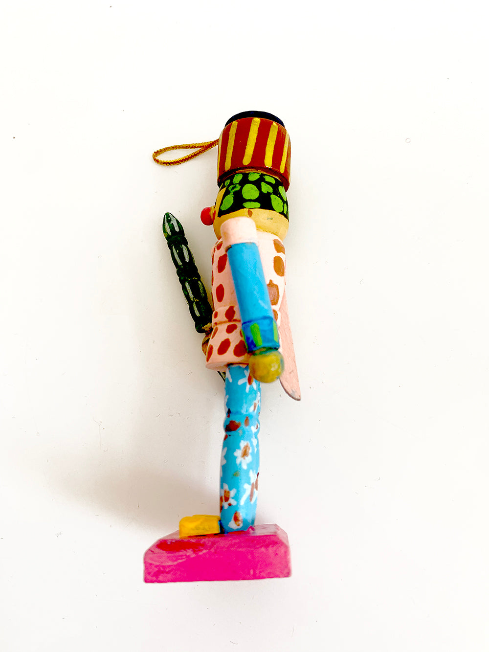Der Nussknacker für den Weihnachtsbaum mit Gouache Farben farbenfroh illustriert.